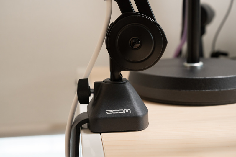 ZOOM製品っぽいデザインのテーブルクランプ。回転ノブは刺さっている軸を抜けないようにするもので、軸の回転は固定されません