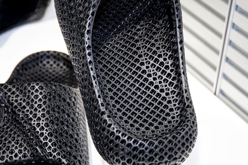 部位によって“穴”の形状が異なり、これにより硬さを変えている