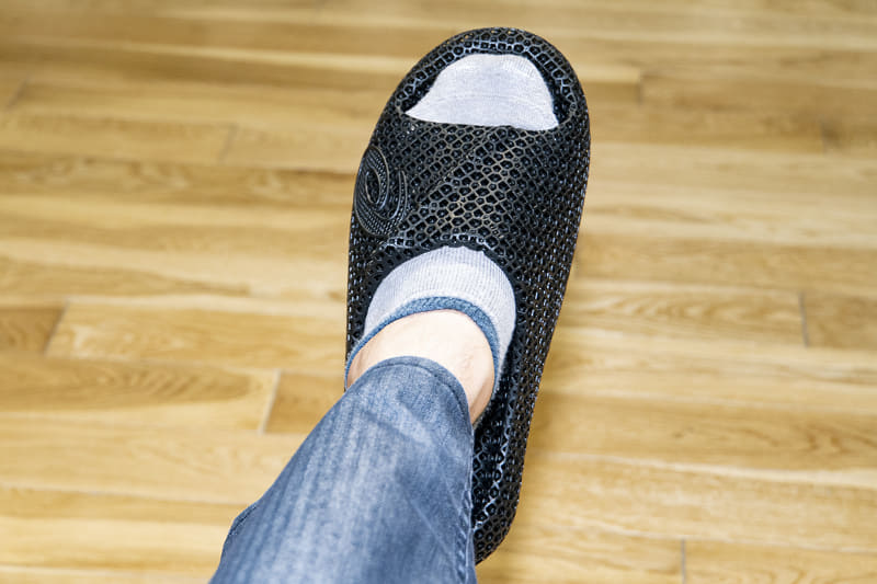実際に履いて歩いてみると、クッション性がありつつ、硬い部位があることによる安定性も感じられた