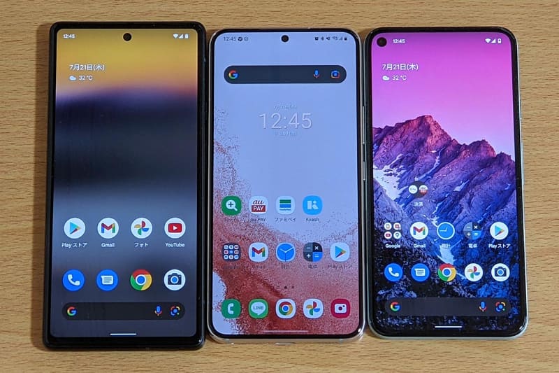 こちらは画面サイズの比較。左からPixel 6a(6.1型)、Galaxy S22(6.1型)、Pixel 5(6.0型)。似たようなサイズ感ですが、額縁幅の影響か印象はかなり異なります。ちなみにGalaxy S22がもっとも狭額縁