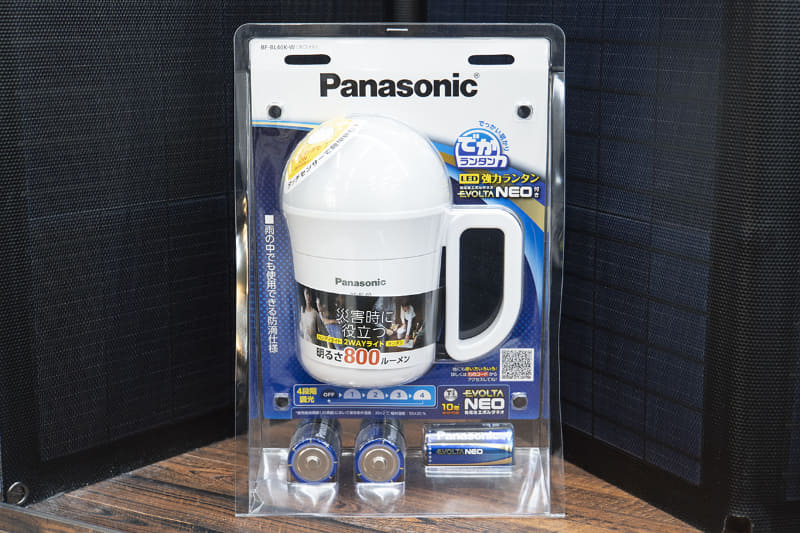 パナソニック 強力ランタン BF-BL40K-W(4,980円)。電源は単1形電池3本