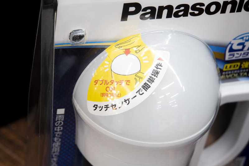 ライト部分をダブルタッチで点灯。4段階の調光はワンタッチでできる