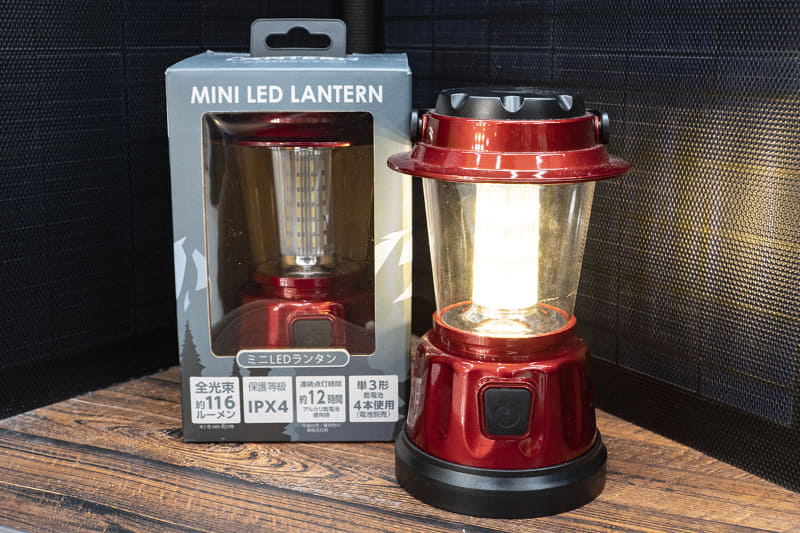 オーム電機 ミニLEDランタン BKSLTLD116-R(998円)。電源は単3形電池4本