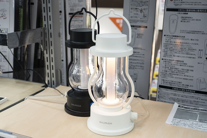 バルミューダ LEDランタン L02A(15,950円)。カラーはブラックとホワイトを用意