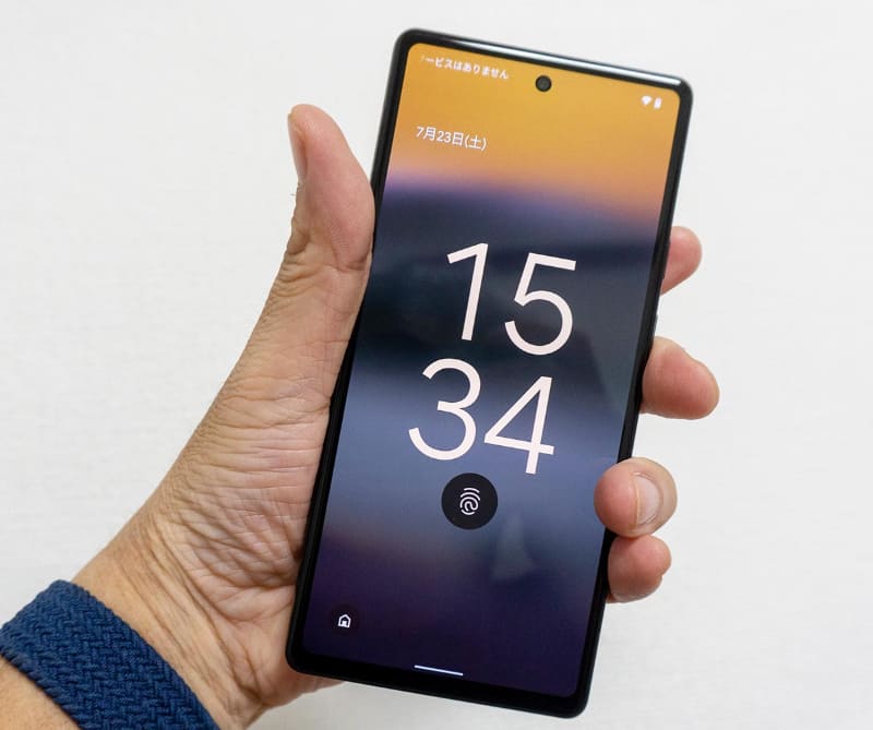 Googleのミドルクラススマホ「Pixel 6a」。Googleでは53,900円で予約中で28日に発売