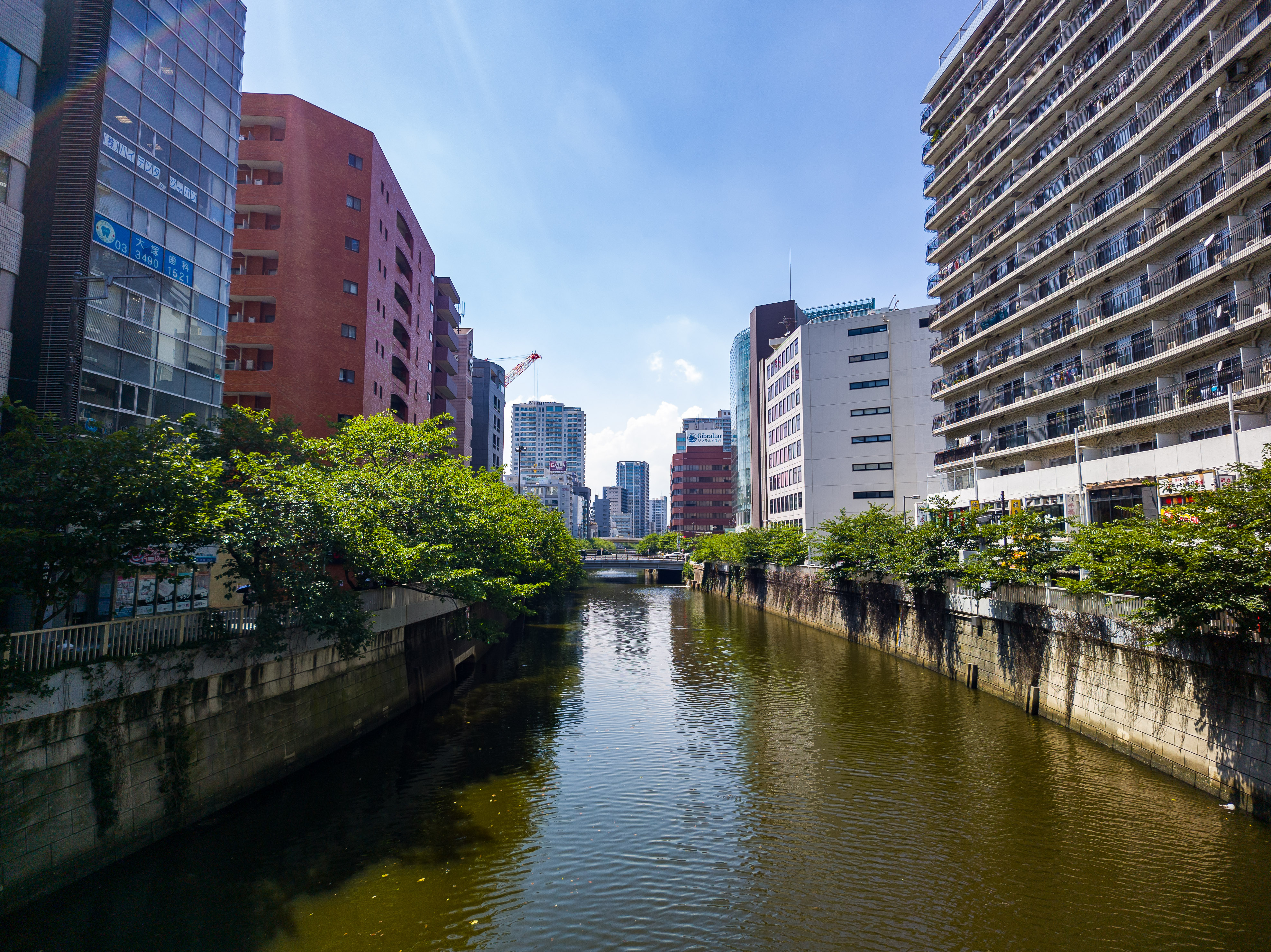 R7で撮影したRAWファイルをLightroomで濃いめの色合いにいじって出力。自分で好きに加工するソースとしての力を持っているのが美点