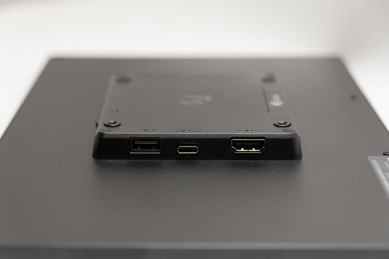 背面に用意されたインターフェース。USB Type-C(中央)とHDMI(右)の2系統の入力がある