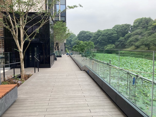 お濠沿いテラス