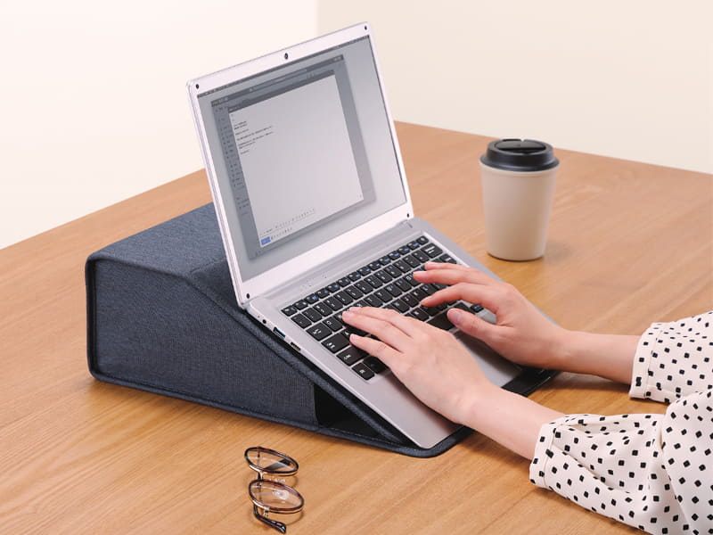 ノートPCスタンドにもなるミーティングバッグ