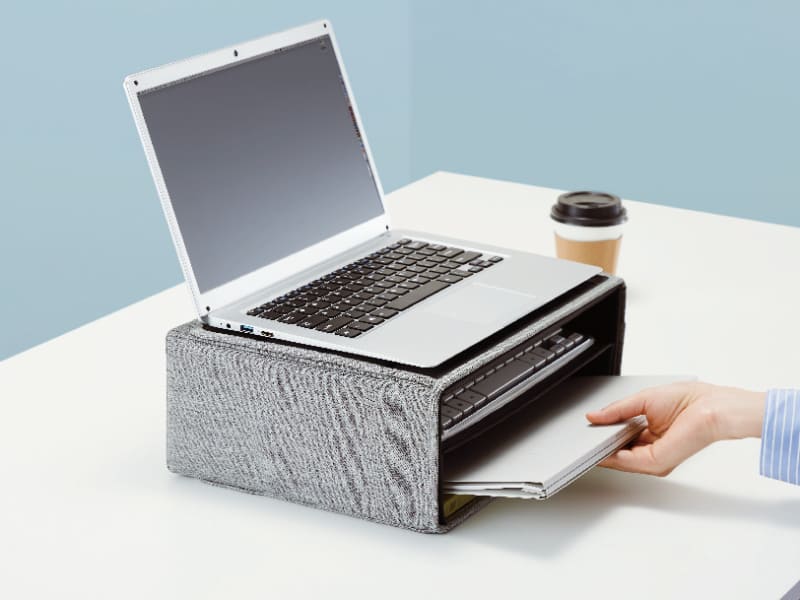 机上台にもなるミーティングバッグ