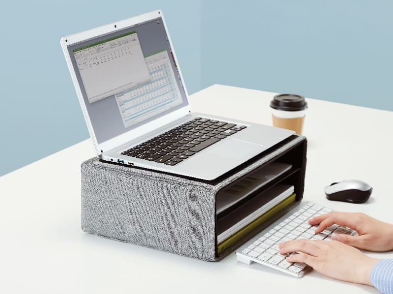 机上台にもなるミーティングバッグ