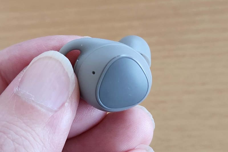 操作は物理ボタンではなくセンサー式。その上で、タップとスワイプ両方に対応しているのが魅力でした