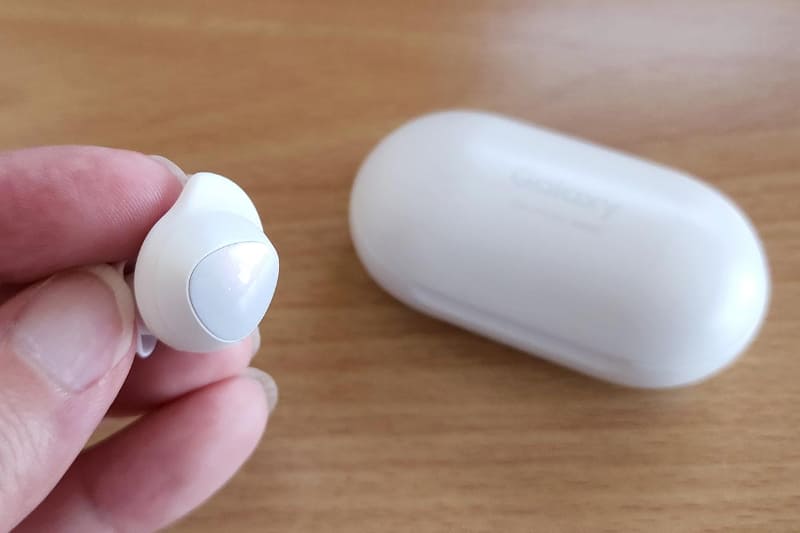 「Galaxy Buds」はセンサー式操作なのですが、スワイプには非対応