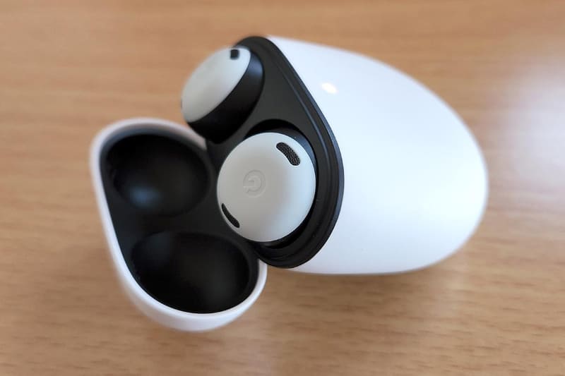 充電ケースにイヤフォンを装着した状態