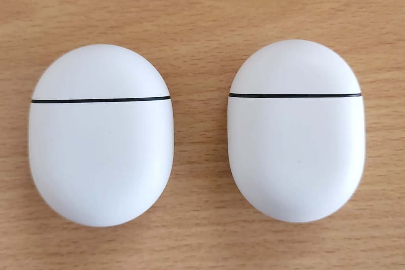充電ケースのサイズ比較。左のPixel Buds Proのほうが、右のPixel Budsよりやや横に長い