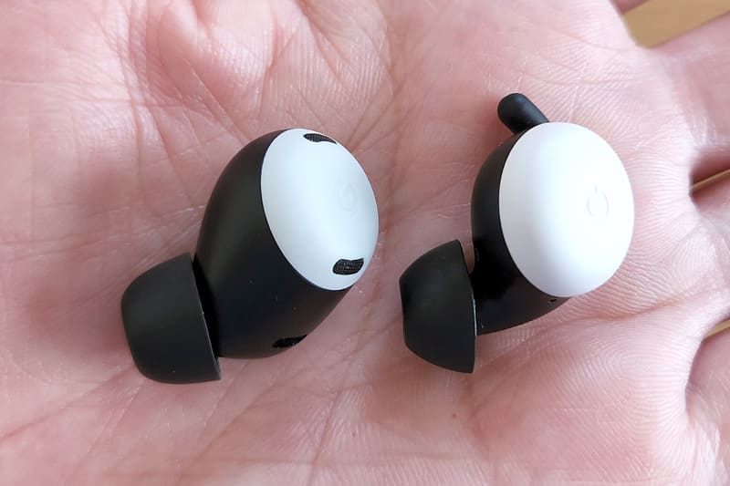イヤフォンの比較。左がPixel Buds Proで、右が無印版Pixel Buds
