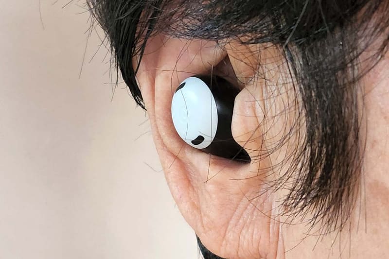 こちらはGalaxy Buds Proを耳に装着したところ