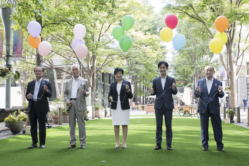 (左から)大手町・丸の内・有楽町地区まちづくり協議会 理事長 谷澤淳一氏、大丸有エリアマネジメント協会会長 小林重敬氏、小池百合子氏、千代田区長 樋口高顕氏、三菱地所 執行役社長 吉田淳一氏