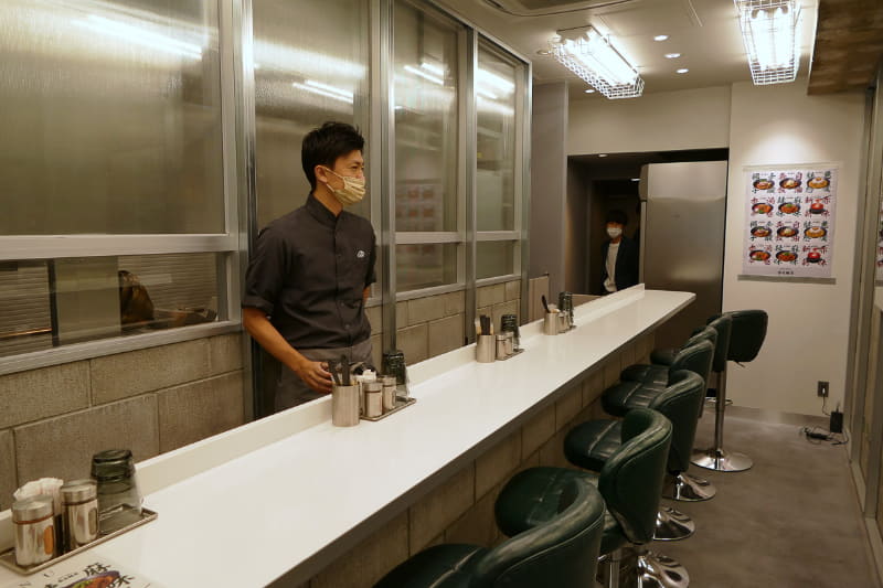 座席はカウンターのみ。