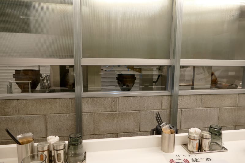 カウンター座席から見えるP-Robo。どの席からもロボットがよく見える