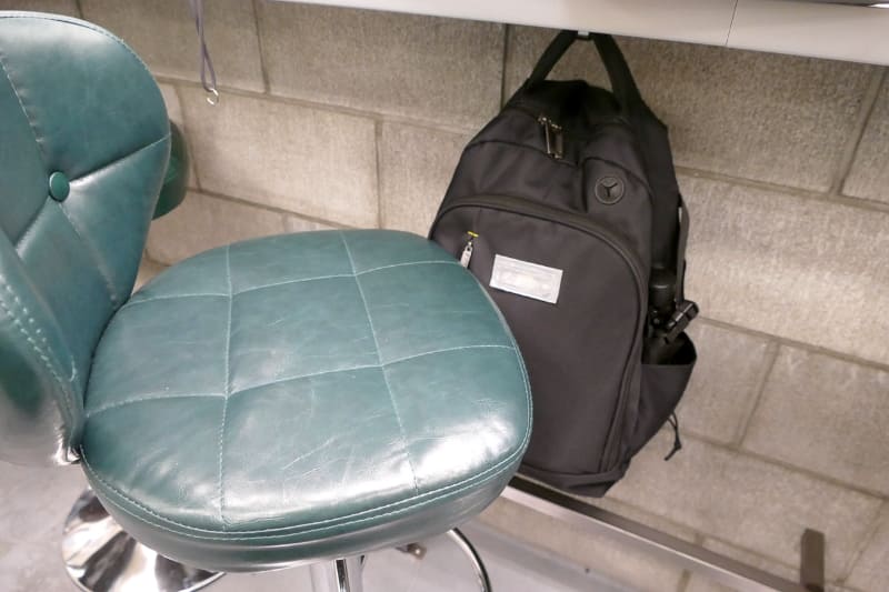 座席下には荷物をかけられるフックがある