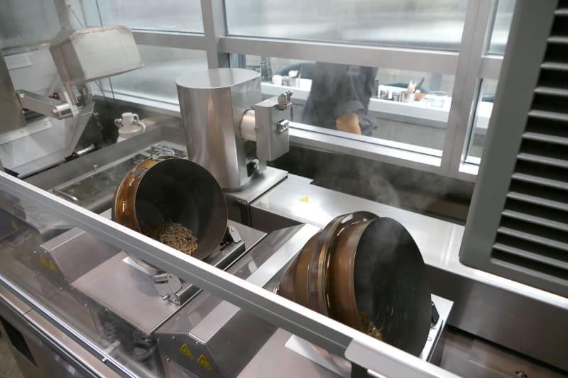 おかまのような独自形状のフライパンと、IH調理器で高速均等加熱