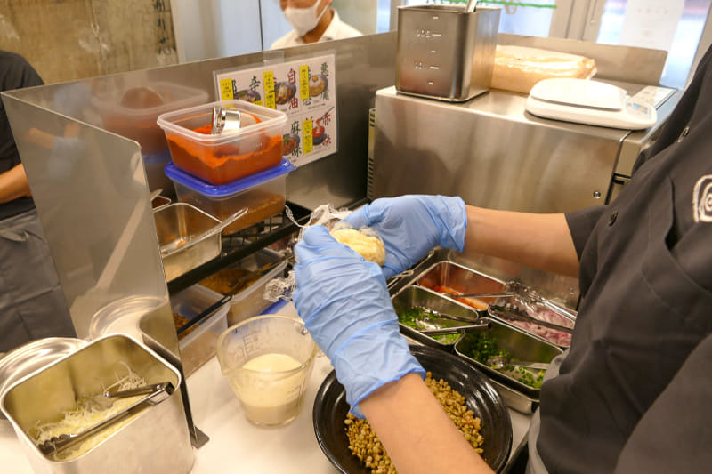 最後の飾り付けも人が行なう