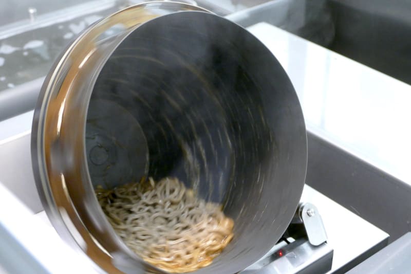 回転するフライパン