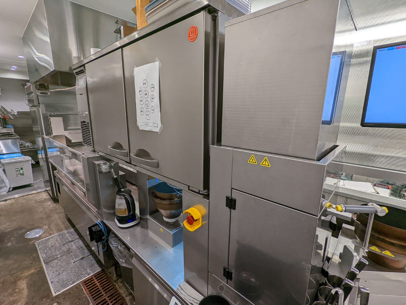 厨房内の調理ロボット「P-Robo」