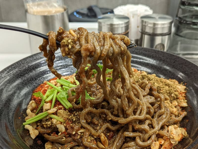 提供されるのは混ぜ麺。蕎麦粉とパスタ粉をミックスさせた独自麺