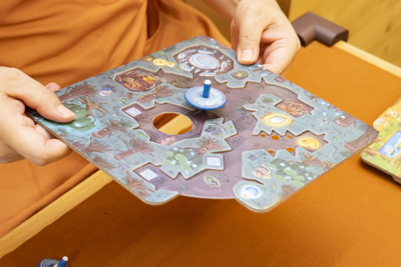 最初はボードの上でコマを動かすだけでも難しいので練習してから始めよう