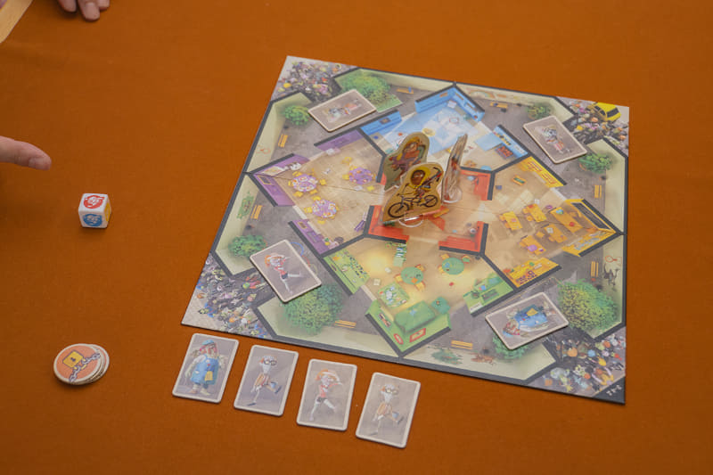 順番にサイコロを振り、出た色の教室にゾンビが出現する