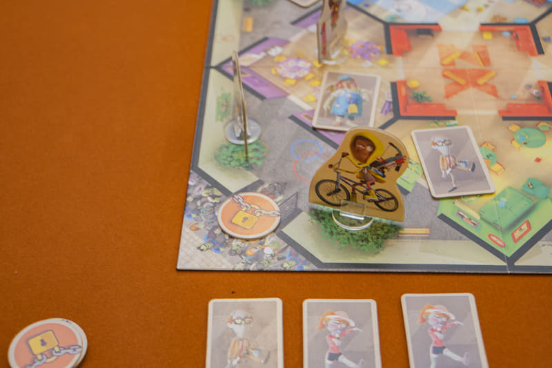 四隅には校門があり、すべてにカギを締めてゾンビを退治すればゲームクリア