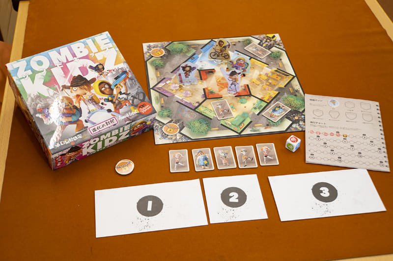 ボードの右にあるのが進行チャート。下の封筒はシールがたまるまで開封できない