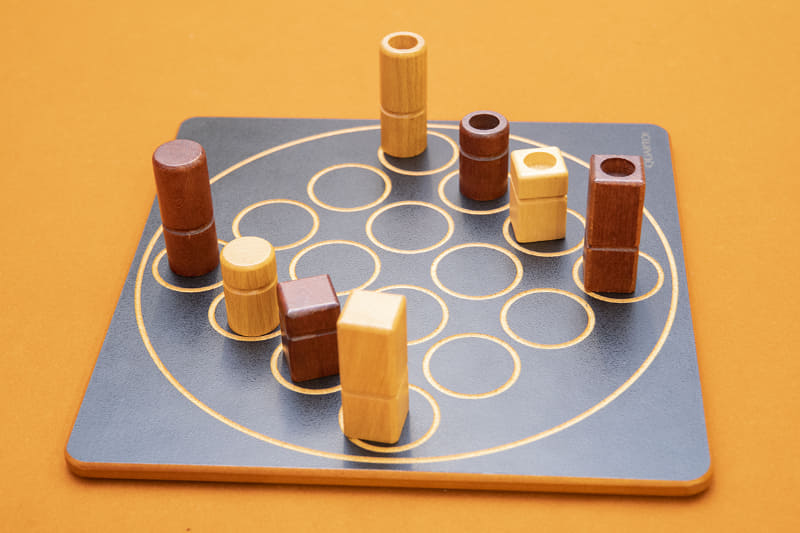 盤もコマの形もシンプルだが奥が深いゲーム