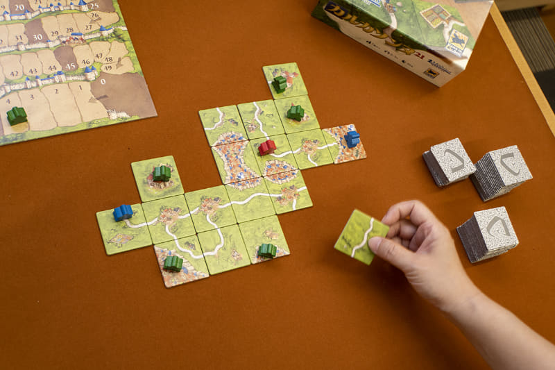 めくったタイルを絵柄が合うように繋げ、都市や道路を抑えるか否か、を順番に繰り返す