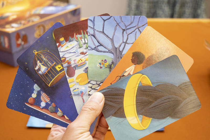 想像力をかき立てる不思議なイラストカード84枚を使用