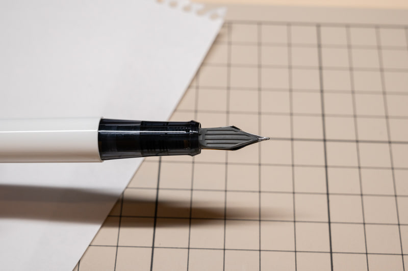 裏側はペン芯と呼ばれるパーツ。色はグレーです