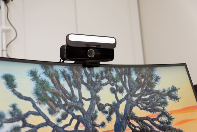 もちろんモニターの上に設置することもできる