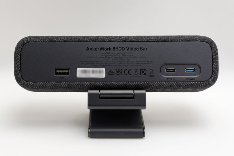 背面にあるUSB Type-Cポートからパソコンに接続。同時に右端にあるType-C形状のポートには付属ACアダプターをつなぐ