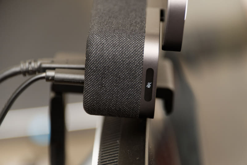 左側面にマイクのミュートオンオフのタッチセンサー