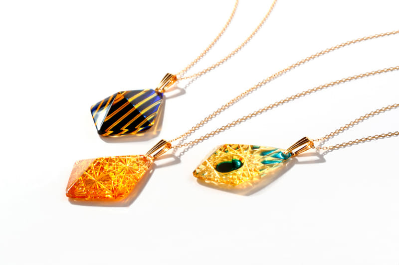 小さなクリスタルガラスに切子職人のカット技術を加えたアクセサリー