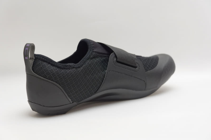 足の甲側はほとんど全体がメッシュ素材