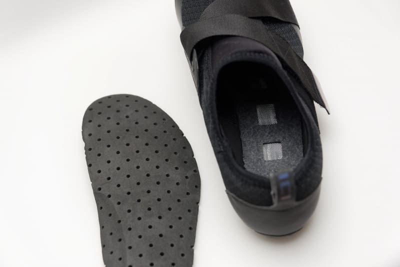 シューズ内側から見るとメッシュが透けている。中敷きもパンチングメッシュ