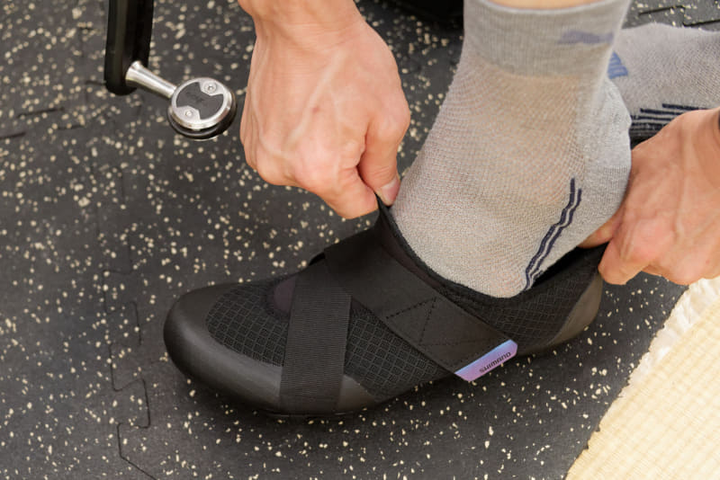 「IC100」はベルクロを緩めずに履こうとすると、どうしても両手が必要になる