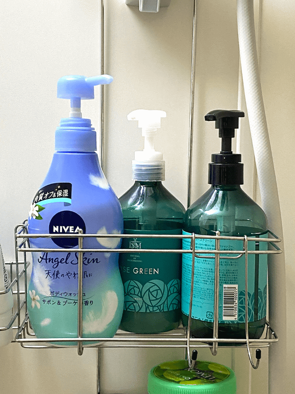 筆者宅。少しずらして並べることで3本収納できています