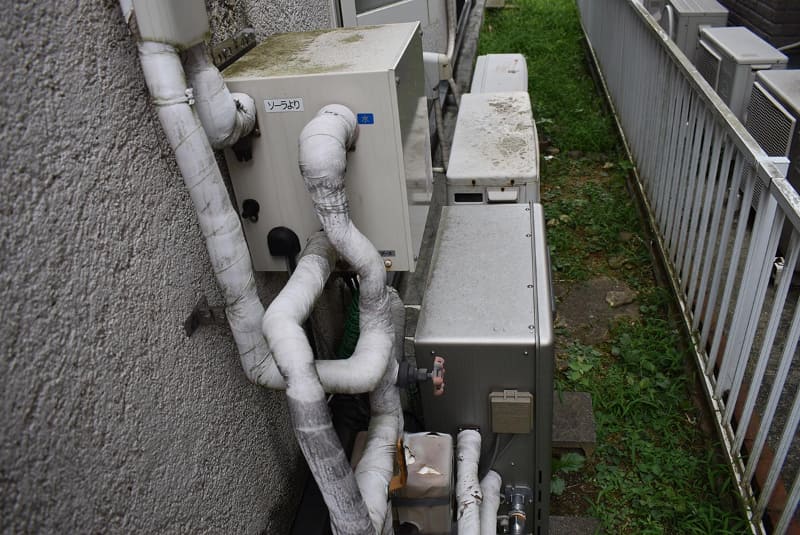 屋根から降りてきたお湯を給湯器に入れるためのスカイブレンダー。右下にあるのが給湯器