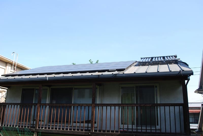 屋根南面の70%にシャープのソーラーパネルを設置