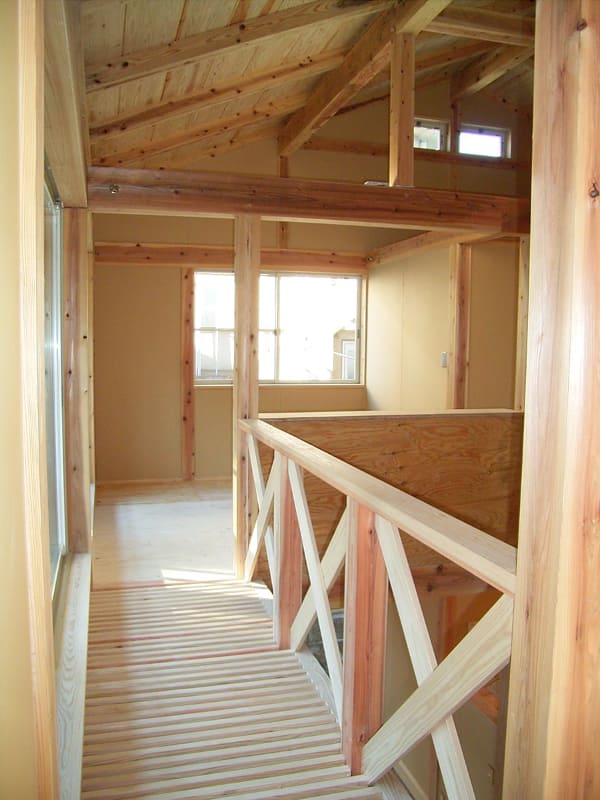 天井をはらず、直接屋根が見える構造なので、よりソーラーパネルで日陰になる効果が大きいはず