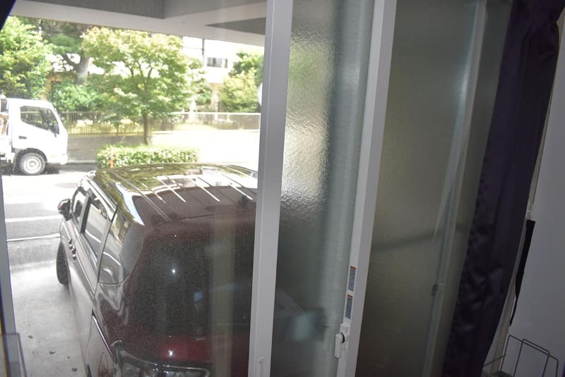 地下室の窓に曇りガラスの内窓を取り付けた。これによって冬温かくなることを期待したい